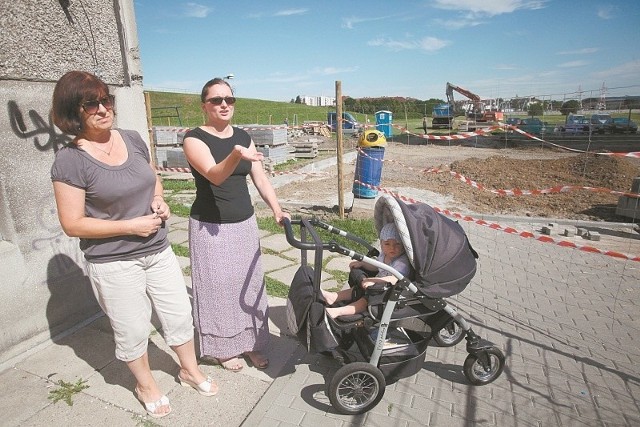 - Ten plac i tak z czasem zamieni się w kolejny parking - mówi pani Anna, mieszkanka bloku przy ul. Skautów Opolskich 7 (z prawej strony). Na zdjęciu z sąsiadką panią Danutą.