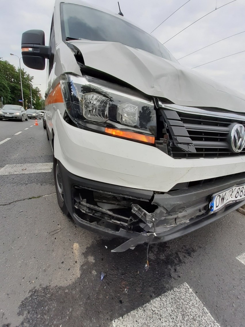 Wypadek na Ślężnej. Zderzenie trzech aut (ZDJĘCIA)