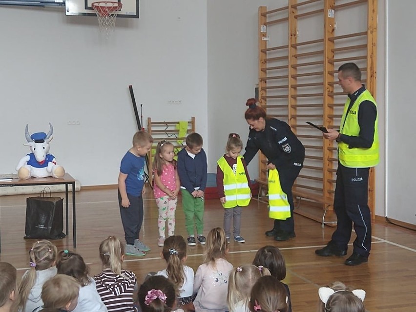 Policja w Zespole Szkolno - Przedszkolnym w Bodzentynie. Dzieciakom pobrano odciski palców (ZDJĘCIA)