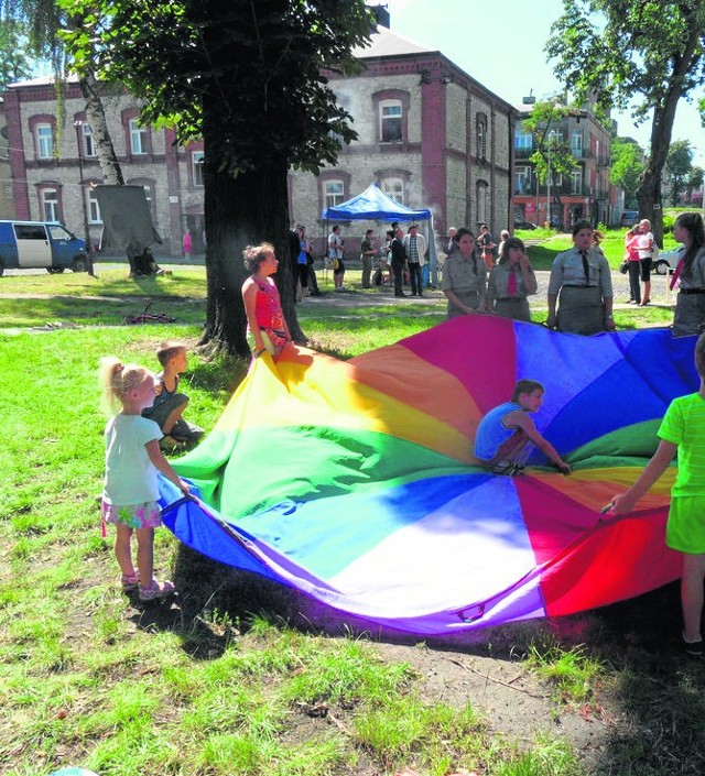 W dzielnicy Ostatni Grosz harcerze organizują między innymi zabawy dla dzieci, na podwórku