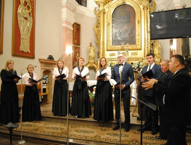 Koncert zespołu wokalnego A’ Capella z Kielc we włoszczowskim kościele parafialnym. 