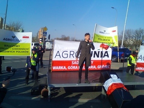 Do zgromadzonych protestujących rolników i przechodniów...