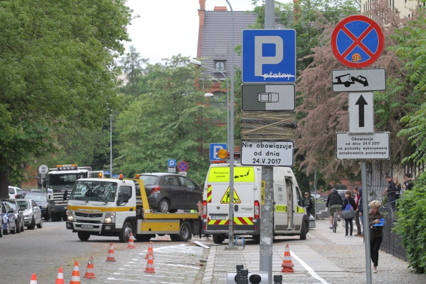 Wrocław: Wywożą auta na lawetach z darmowego parkingu... żeby zrobić płatny [ZDJĘCIA]