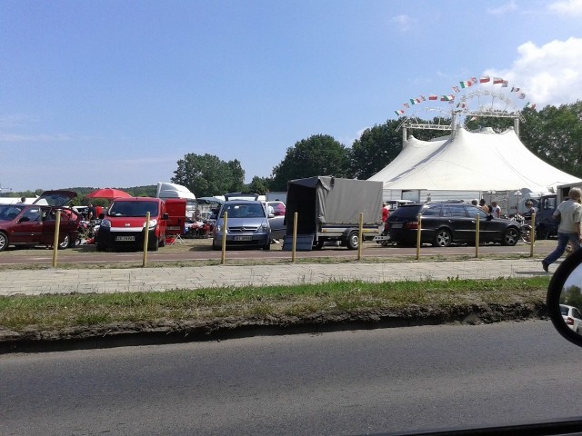 Fakt, ścieżka podczas niedzielnej giełdy częściowo robiła za parking.