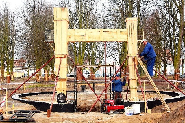 Trwa budowa podstawy pomnika, która będzie symboliczną bramą