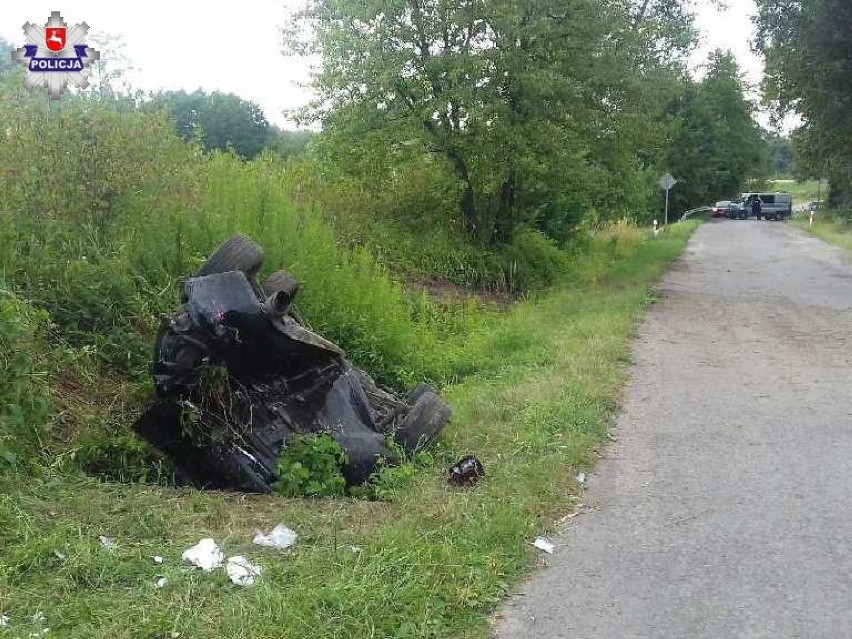 Śmiertelny wypadek w Uściążu  22-latek dachował i wypadł z drogi