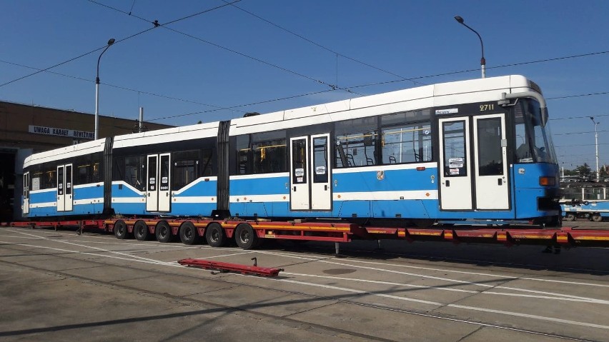 Mkną przez Wrocław niebieskie tramwaje. Na lawetach (ZDJĘCIA)