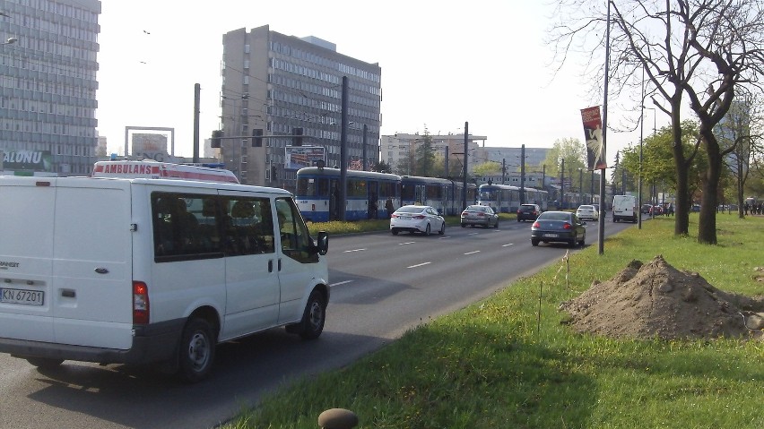Kraków. Awaria tramwaju. Ludzie wysiadali wprost na ruchliwą ulicę [ZDJĘCIA, WIDEO]