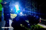 Pościg w Zielonej Górze. 36-latek uciekał policji mimo że nie miał dwóch opon. Stracił panowanie nad pojazdem i dachował