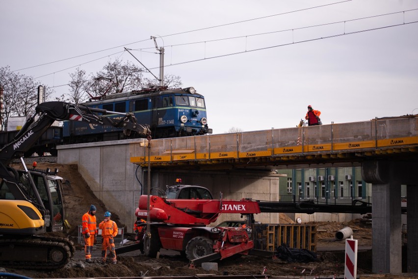 Kolejny etap budowy trasy tramwajowej na Popowice. Zobacz co teraz robią!