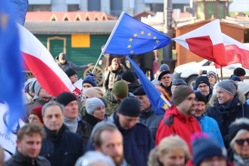 Pikieta przeciw ograniczeniom wobec dziennikarzy pod Teatrem...