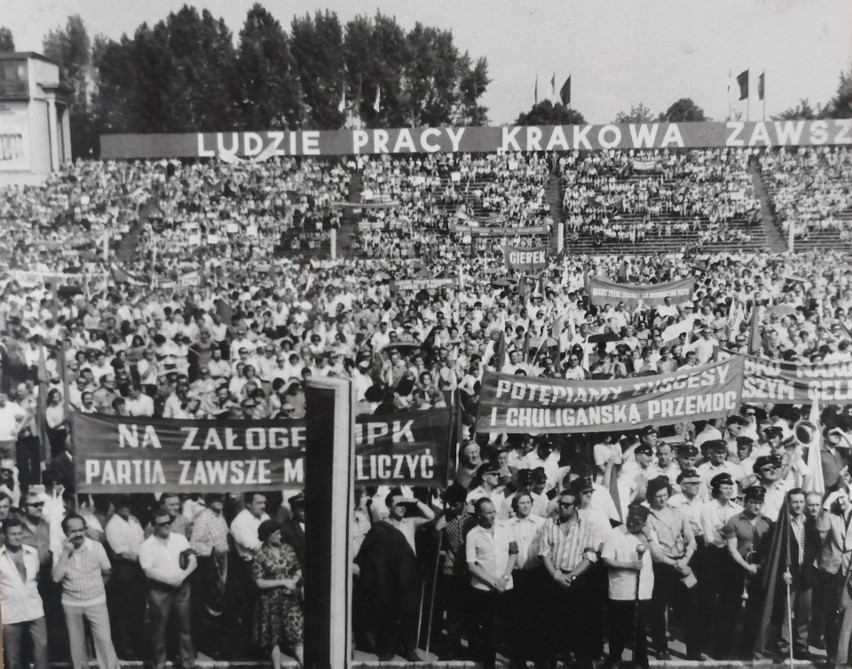 Pochody pierwszomajowe w Krakowie z lat 70. i 80. Uczestniczyły w nich dziesiątki tysięcy ludzi [ZDJĘCIA]