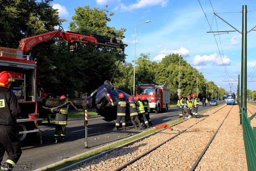 Kraków. Wypadek na al. Jana Pawła II. Auto dachowało, dwie osoby ranne [ZDJĘCIA]