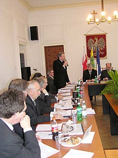 Burmistrz M. Szymalski wymienia zalety nowego budżetu