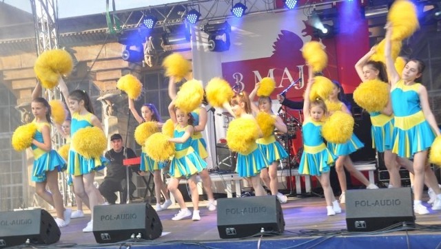 Tancerze z klubu SPIN podczas niedzielnego występu w koneckim parku