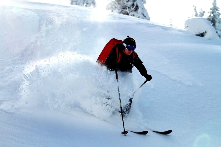 Zaawansowani narciarze mogą śmigać po trudnych i bardzo...