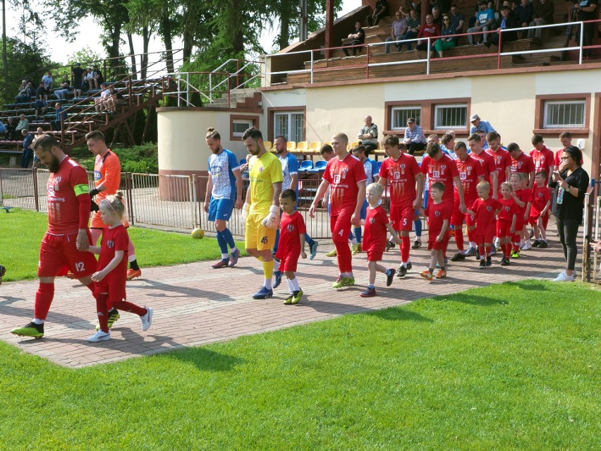 Orzeł Przeworsk (czerwone stroje) zdecydowanie lepszy w...