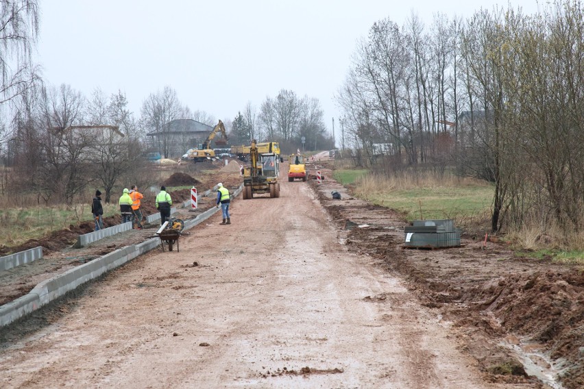 W gminie Zagnańsk powstają kolejne drogi. W przebudowie jest droga w miejscowości Samsonów-Piechotne i Bartków
