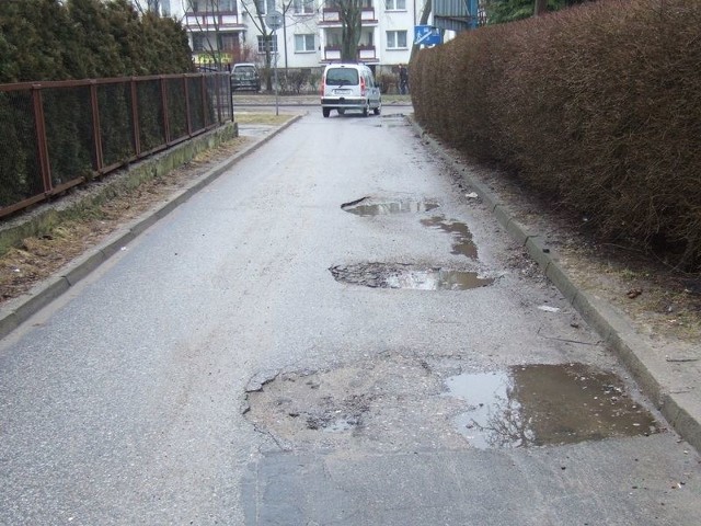 Dziury przy wyjeździe z ul. Jana Kazimierza na ul. 3 Maja. Kierowcy muszą w tak newralgicznym miejscu manewrować, żeby je ominąć. 