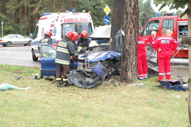 Samochód wskutek uderzenia w drzewo został doszczętnie rozbity.