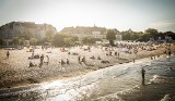 W Sopocie już można się kąpać - informuje Sanepid. Tłumy na plaży w Sopocie - mieszkańcy i turyści korzystają z pięknej pogody [ZDJĘCIA] 