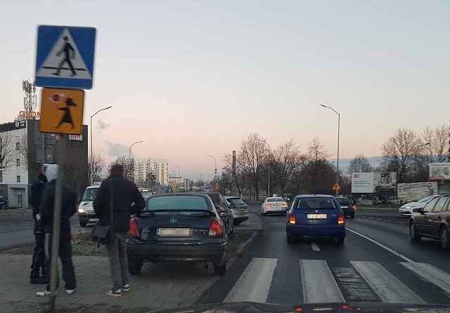 Do zdarzenia doszło w środę, 28 listopada, około godz. 7.20 na al. Zjednoczenia przy Castoramie. Zderzyły się ford, toyota, volkswagen oraz saab. To klasyczne najechanie na tył, do którego doszło przed przejściem dla pieszych na pasach w kierunku wiaduktu. Na szczęście nikomu nic się nie stało. Nie ma utrudnień w ruchu, bo uczestnicy kolizji zjechali na pobocze.Zobacz też: Naćpany 22-latek potrącił nastolatkę i uciekł