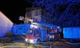 Groźny pożar kamienicy przy ul. Jerozolimskiej w Piotrkowie. Strażacy ewakuowali z budynku 22 osoby. ZDJĘCIA