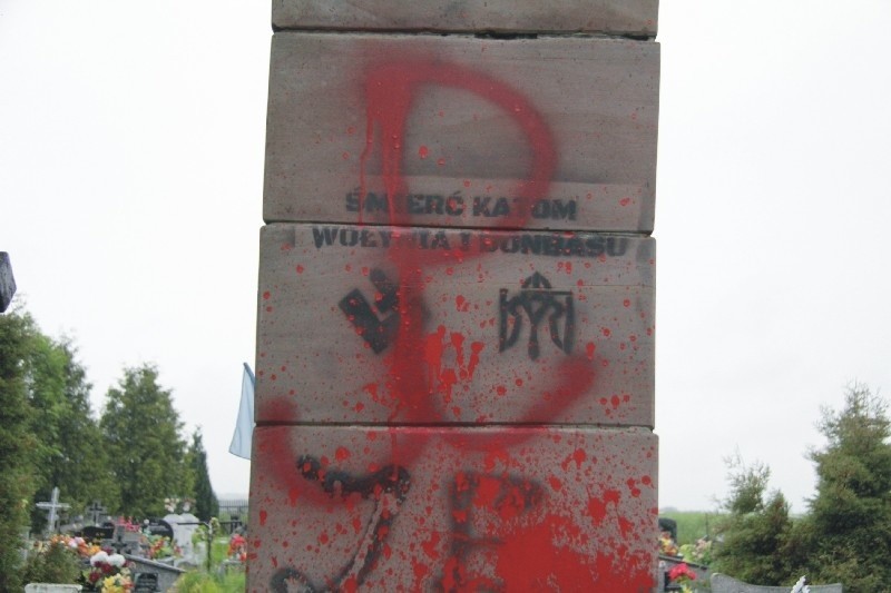 Na słupach pomnika pojawiły się czerwone symbole Polski...