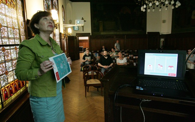 Beata Maciejewska, koordynator prac nad strategią, na spotkaniu z mieszkańcami tłumaczyła wybór kierunków rozwoju miasta.