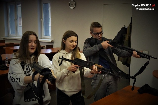 Praktyki zawodowe uczniów klas mundurowych w wodzisławskiej komendzie policji