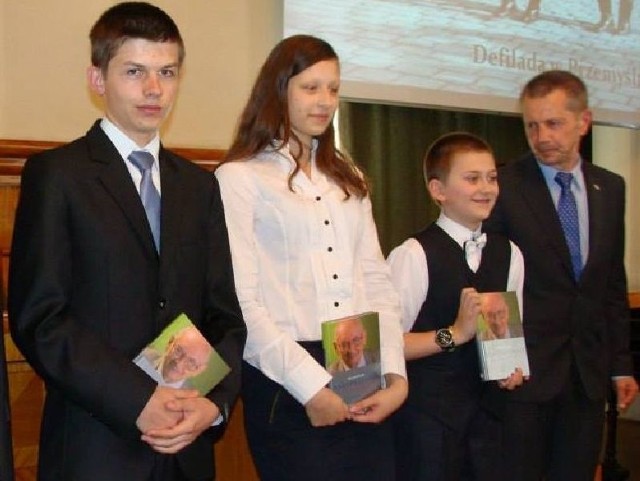 Marek Mierzwa (pierwszy od lewej) podczas podsumowania olimpiady.