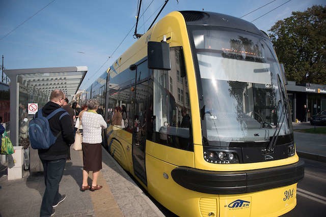 Nie ma problemu by dostać się do tramwaju. Gorzej z tymi, którzy próbują dobiec na ostatnią chwilę