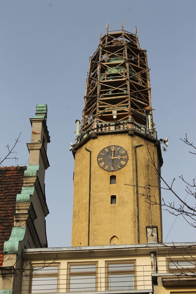 Wieża jest zabezpieczona i czeka na nowego wykonawcę.