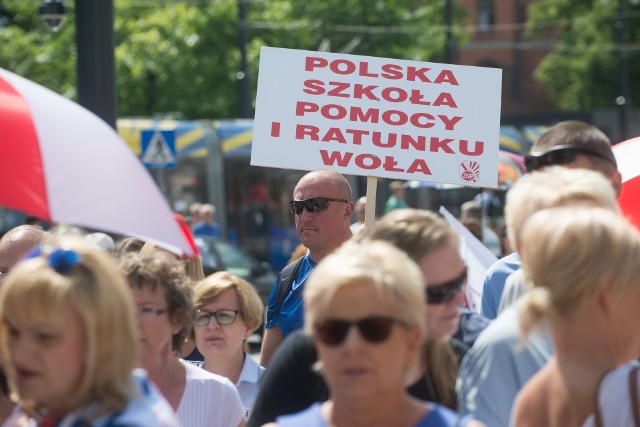 Ubiegłoroczny protest nauczycieli pod salą na Jordankach podczas wizyty minister oświaty Anna Zalewskiej.