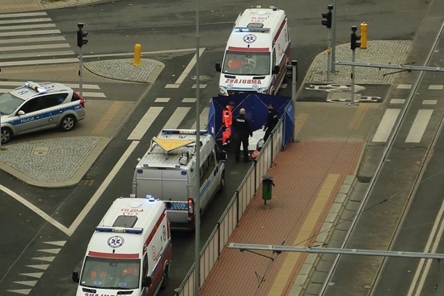 W niedzielę nad ranem koło przystanku na skrzyżowaniu ul. Towarowej i Powstańców Wielkopolskich odnaleziono zwłoki mężczyzny.