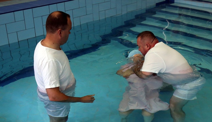 Świadkowie Jehowy chrzest przyjmują w sposób świadomy....