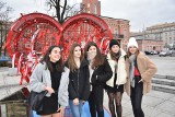 Walentynkowe fotki i życzenia na placu Biegańskiego w Częstochowie ZDJĘCIA