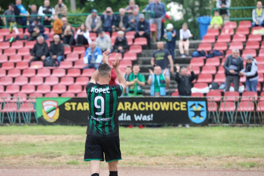 Karol Kopeć ze Staru Starachowice zakończył piłkarską karierę. Był specjalny szpaler, Karol dostał od zarządu zdjęcie i chomąto