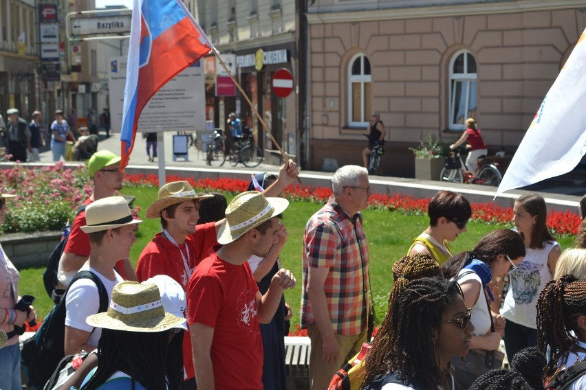 Setki pielgrzymów na ulicach Rybnika