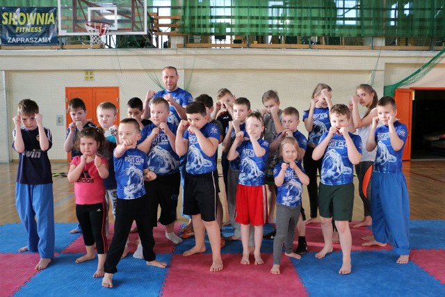 Fight Club w Aleksandrowie Kujawskim szkoli zawodników wschodnich sztuk walki. Niedawno dwóch z nich zostało powołanych do kadry na mistrzostwa świata. Jednym z powołanych jest trener klubu Marcin Świątkowski, który wywalczył  brązowy medal. Jednak na swoim koncie ma znacznie więcej sukcesów. Młodzi adepci sztuk walki, którzy ćwiczą pod okiem pana Marcina też mogą pochwalić się sukcesami. Już stawali na podium w  Lipnie i we Włocławku. Teraz przygotowują się na zawody, które będą w Żyrardowie. Na  zajęcia we wtorki i czwartki w sali Kolegium Kujawskiego przychodzą chętnie, bo prócz nauki mają tu doskonałą zabawę. Zapisy na zajęcia trwają.