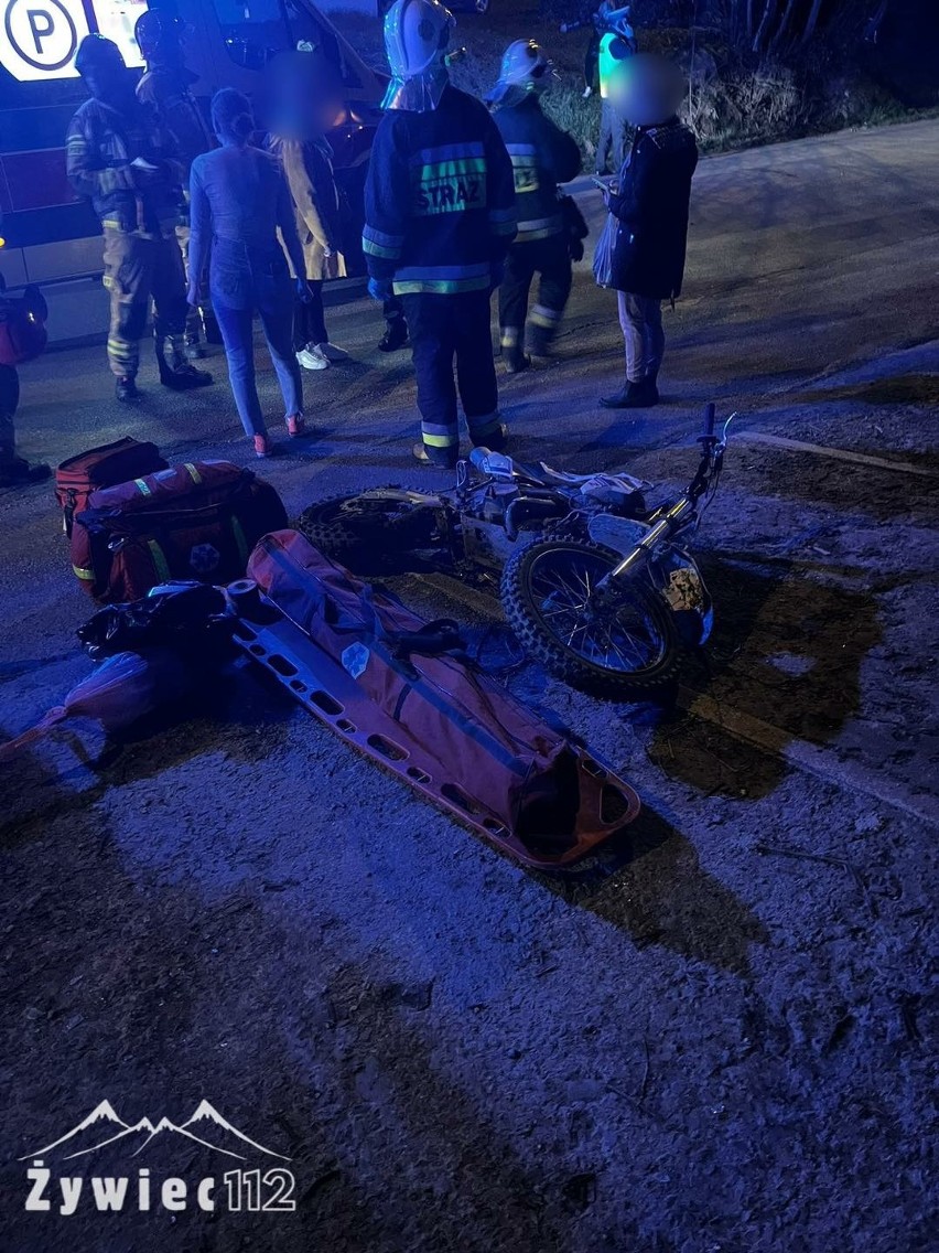 Wypadek motocyklowy, kierujący i pasażerka z obrażeniami...