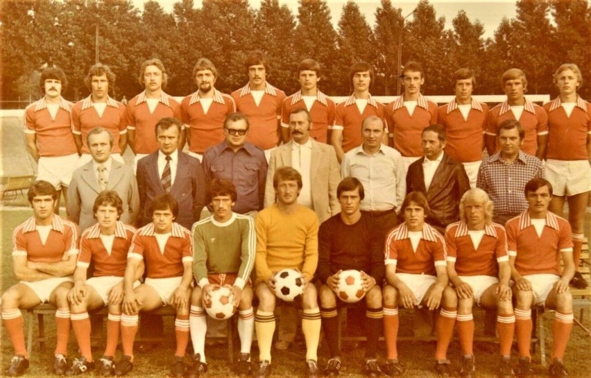Lata 1978-79. Drużyna piłkarska Broni plus ekipa trenerów i...