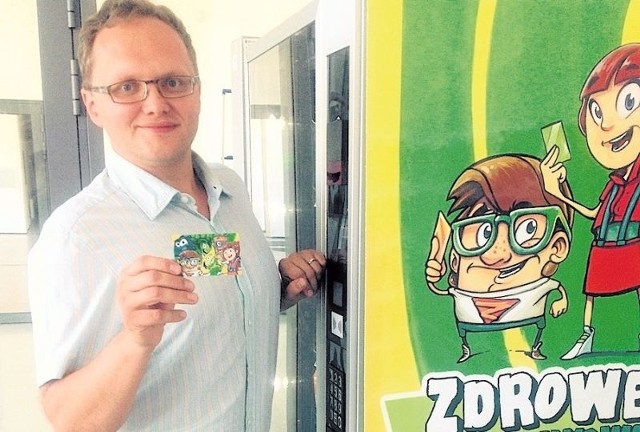 Automat i kartę Zdrowego Kieszonkowego prezentuje Andrzej Nartowicz, pomysłodawca projektu