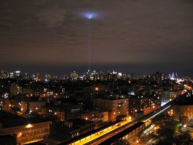 Zdjęcie nadesłane przez naszego Czytelnika. "Podsyłam fotkę zrobioną od strony Brooklynu na Manhattan Dolny, gdzie stały wieże WTC. Od kilku dni reflektory imitują to miejsce. Fotkę zrobiłem jak jeden wyłączono" - napisał Bogdan z Choroszczy