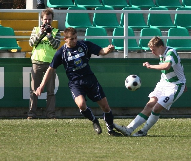 Pilkarze Unii Nowa Sarzyna (ciemne stroje) pokonali w Boguchwale tamtejszy Izolator 2-1.