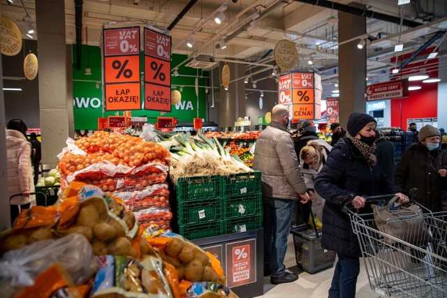 Inflacja w Polsce bije kolejne rekordy. Jest już dwucyfrowa. Tym bardziej warto zaglądać do gazetek promocyjnych, by kupować produkty w obniżonych cenach. W kwietniu, tuż przed Wielkanocą, sklepy kuszą naprawdę ciekawymi ofertami. Taniej kupimy jajka, mięso czy warzywa i owoce. Specjalnie dla Was wybraliśmy najciekawsze promocje w sklepach takich jak Biedronka, Lidl, Aldi, Netto czy Kaufland. Zobaczcie, co kupimy taniej.SZCZEGÓŁY >>> TUTAJ 