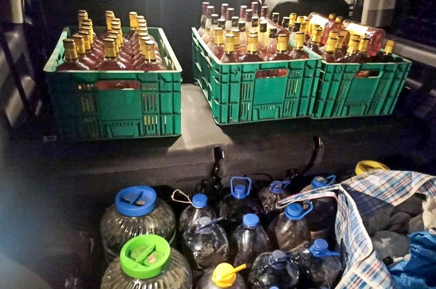 Narewka. 61-latek schował w piwnicy ponad 470 litrów nielegalnego alkoholu