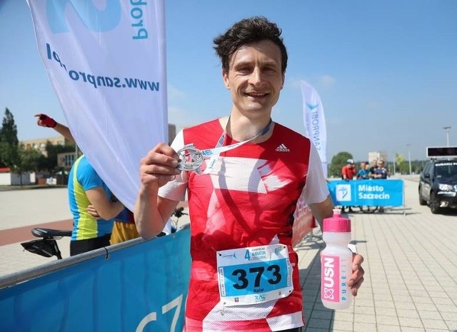 Rafał Czarnecki na mecie Sanprobi Maratonu Szczecińskiego