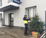 Policjanci w Lipsku przystroili choinkę z wyjątkowymi upominkami. Z drzewka można wziąć odblaski