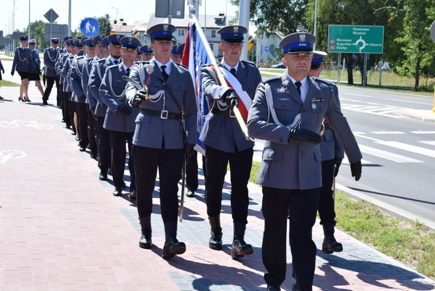 Święto Policji w Ostrołęce. Ostrołęccy policjanci świętowali 29 lipca 2022. Były awanse i odznaczenia. Zdjęcia